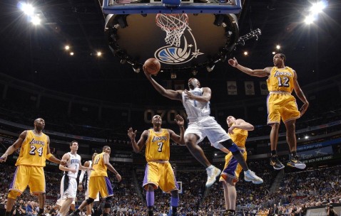 爱游戏体育-NBA季后赛常规赛对决在即！丹佛掘金演练定位球，菲尼克斯太阳密集防守应对