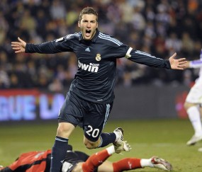 爱游戏注册入口-西甲最新形势：迈阿密热火高居榜首，纽约尼克斯强势追赶，冠军归属成迷