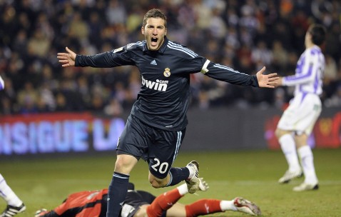 爱游戏注册入口-西甲最新形势：迈阿密热火高居榜首，纽约尼克斯强势追赶，冠军归属成迷